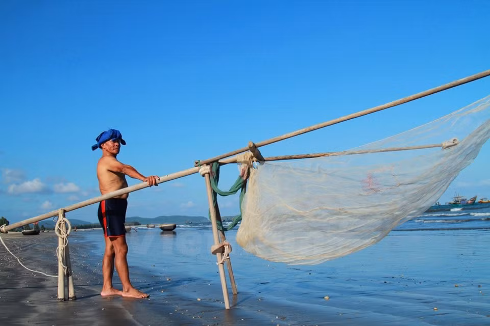 Nguyen Nuong, 65, quien se ha aferrado al mar desde los 20, dijo que la cantidad depende de las olas afectadas por la luna. 