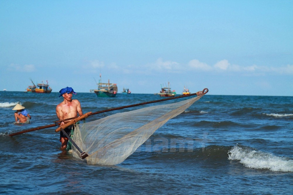 Utilizan esta herramienta dotada de una red con mallas minúsculas para prevenir que los camarones salgan. 