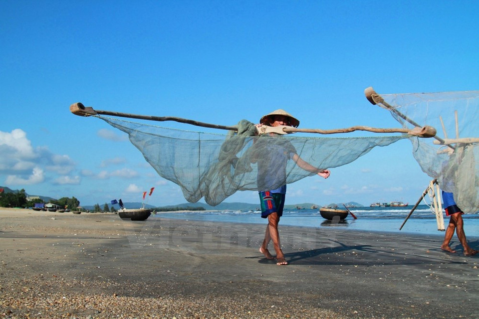 Pescar estos minúsculos camarones es un trabajo de los lugareños en tiempo libre. 