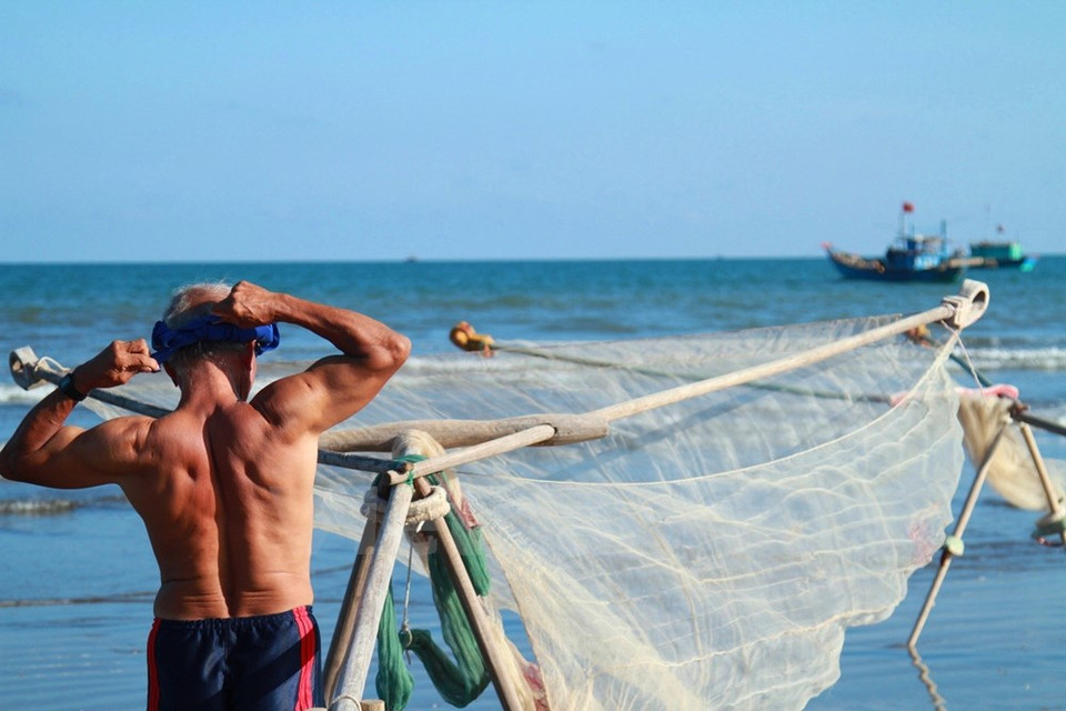 Después de más de 40 años de exponerse al sol y al mar, Nuong es admirado por los jóvenes gracias a sus músculos robustos como de hierro.