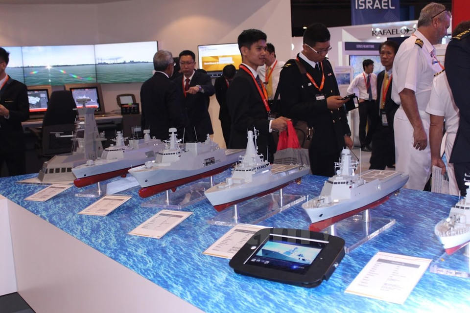 Nuevos modelos de buques de guerra en el stand de Israel (Fuente: VNA)