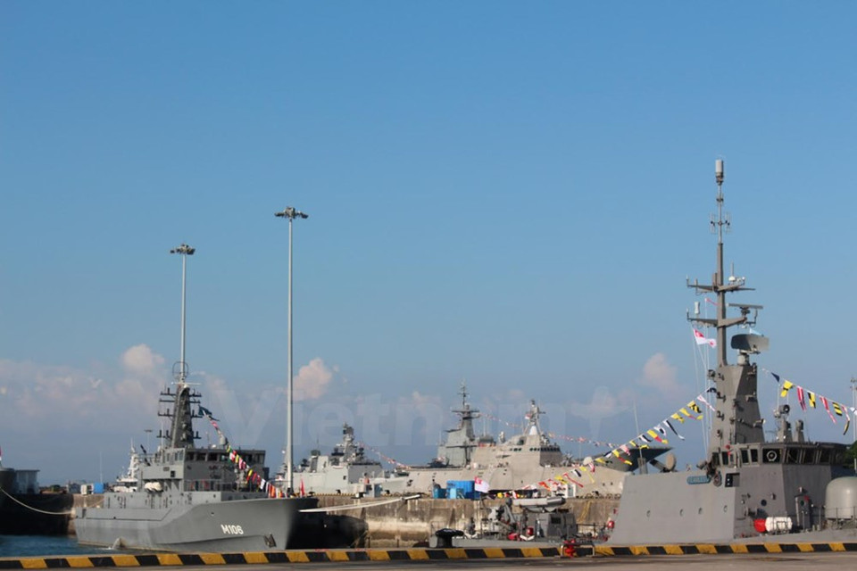 Desfile de buques singapurenses en la ceremonia de inauguración (Fuente: VNA)