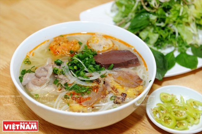 Bun Bo Hue se sirve con un poco de eneldo, limón y chile verde (Fuente: VNA)