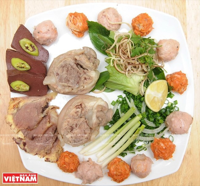  El plato contienedos piezas de trotón de cerdo, varias piezas de sangre de cerdo hervido,albóndigas de cangrejo o carne, carne de res hervida y vegetales(Fuente: VNA)