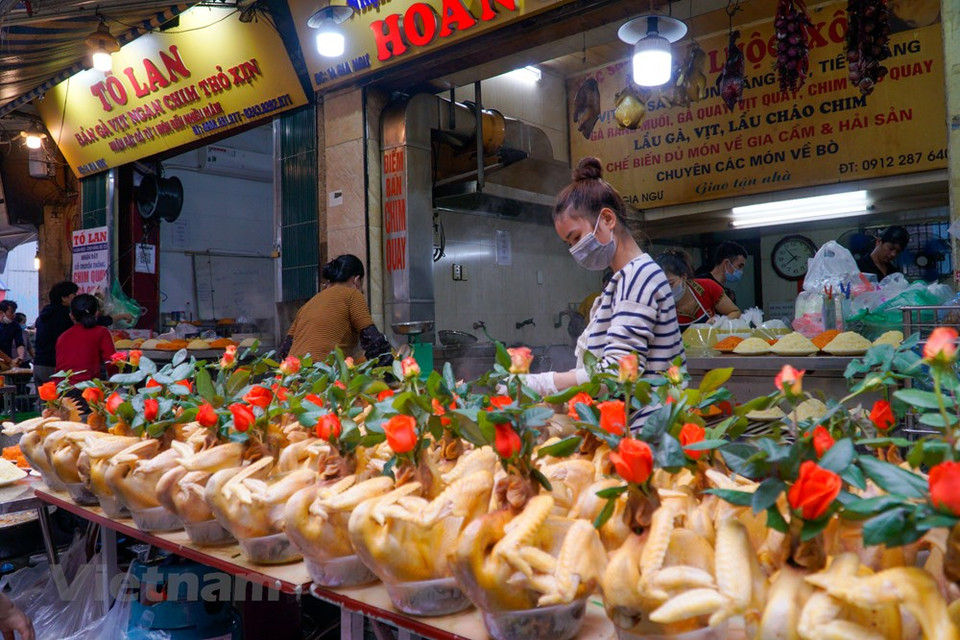 Desde la madrugada del día de luna llena de enero, el mercado de Hang Be estaba repleto de compradores, los productos se movían continuamente. En Vietnam, “Tet Nguyen Tieu” se apega a las prácticas agrícolas de los agricultores vietnamitas durante miles de años. Antes de la Luna Llena del primer mes lunar, los agricultores deben trabajar duro con la óptica de prepararse para las actividades agrícolas de todo el año. En la noche de la primera luna llena, los agricultores quemarán hojas secas para deshacerse de las plagas dañinas. Después de tareas tan arduas, los granjeros se sentarán y disfrutarán de la belleza de la luna (Fuente: Vietnam+)