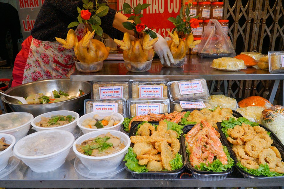 Por esta época, en el “mercado rico local”, los clientes pueden comprar una bandeja de ofrendas prefabricada con todo tipo de platos, como pollo hervido, arroz glutinoso Gac, sopa de brotes de bambú, carne de res con salsa de pimienta, rollos de mariscos, ensalada de papaya, entre otros. Los sitios religiosos en Hoi An seguirán celebrando rituales tradicionales para pequeños grupos de personas bajo estrictos protocolos pandémicos, pero la pagoda Ong y el Salón de Asambleas Phuc Kien están cerrados. La Junta Organizadora de los Festivales Principales de Ciudad Ho Chi Minh celebrará el Primer Festival de la Luna Llena para promover la cultura vietnamita, el comercio y la inversión local (Fuente: Vietnam+)