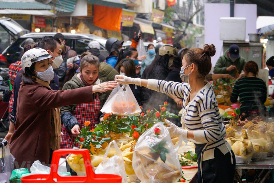 Sin dudas, la fiesta más importante de los vietnamitas es el Tet, con costumbres tradicionales tales como: visitar las tumbas de sus ancestros, elaborar Banh Chung (pastel de arroz glutinoso en forma cuadrada), limpiar el hogar y preparar la ofrenda en la nochevieja. Las familias, ya sean pobres o ricas, disponen una bandeja de ofrendas en el altar para invitar a los ancestros a disfrutar el Tet junto con sus descendientes. La costumbre demuestra la gratitud hacia los antepasados, y la comida del Tet contribuye a unir a las personas en la familia. La preservación de la reunión familiar en el Tet deviene una buena tradición del pueblo vietnamita en la vida moderna, que ayuda a todas las personas a amar más a su patria, familia y comunidad, y a vivir con mayor responsabilidad, en el pasado, el presente y el futuro (Fuente: Vietnam+)