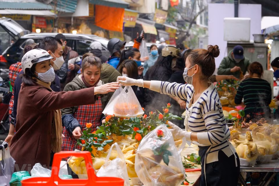 Sin dudas, la fiesta más importante de los vietnamitas es el Tet, con costumbres tradicionales tales como: visitar las tumbas de sus ancestros, elaborar Banh Chung (pastel de arroz glutinoso en forma cuadrada), limpiar el hogar y preparar la ofrenda en la nochevieja. Las familias, ya sean pobres o ricas, disponen una bandeja de ofrendas en el altar para invitar a los ancestros a disfrutar el Tet junto con sus descendientes. La costumbre demuestra la gratitud hacia los antepasados, y la comida del Tet contribuye a unir a las personas en la familia. La preservación de la reunión familiar en el Tet deviene una buena tradición del pueblo vietnamita en la vida moderna, que ayuda a todas las personas a amar más a su patria, familia y comunidad, y a vivir con mayor responsabilidad, en el pasado, el presente y el futuro (Fuente: Vietnam+)