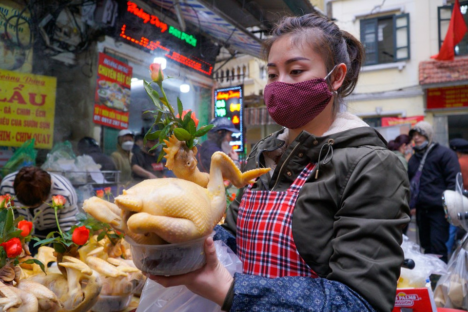 Al rememorar las implicaciones de esta etapa, el representante de la tienda Hoang Dung dijo: “Hoy mi familia tiene que preparar 500 pares de pollo con arroz glutinoso. En estos días no hay tiempo para respirar, la tienda moviliza a más de 10 personas para hacer pollo desde la madrugada”. La mayoría de las familias vietnamitas, consideran la primera luna llena del año como el primer evento importante después del Tet (Año Nuevo Lunar). La gente vuelve a adorar a sus antepasados en casa y a Buda en las pagodas para rezar por la buena suerte en el nuevo año. La ciudad antigua central de Hoi An ha cancelado su Primer Festival de la Luna Llena este año debido a la pandemia de la COVID-19 (Fuente: Vietnam+)