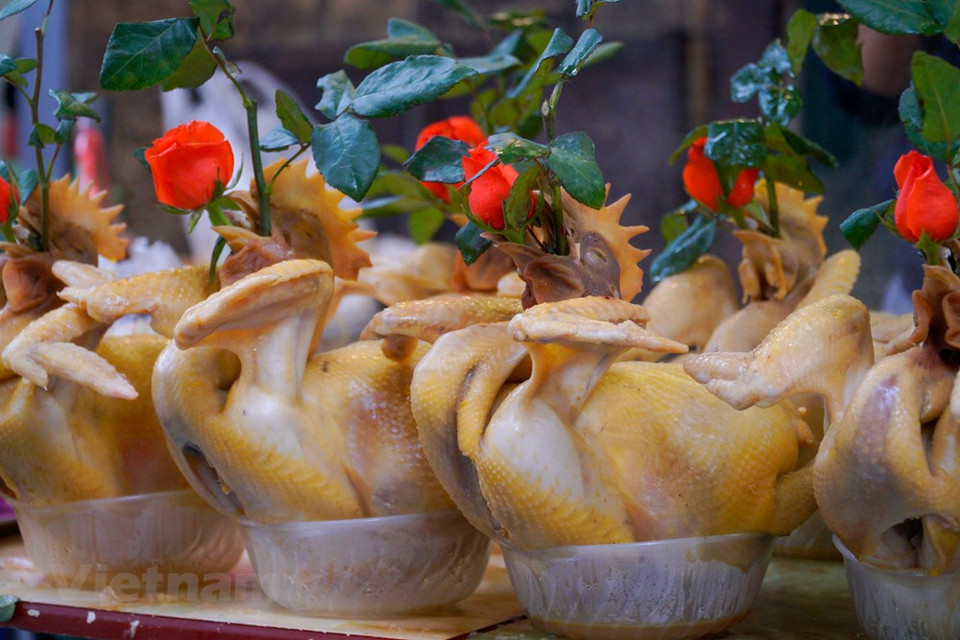 El pollo con rosas destaca como uno de los platos “únicos” de este mercado. Los vietnamitas creen que la primera noche de luna llena en el Año Nuevo Lunar (Tet) exhibe la luna más importante del año. Para muchas personas, marca el regreso de la primavera y simboliza el reencuentro familiar de quienes no lograron celebrar la Nochevieja Lunar con los suyos. El 15 de enero del calendario lunar, las familias suelen visitar pagodas y desear lo mejor para sus familiares y amigos. No se sorprenda si su familia anfitriona come comida vegana en este día especial, ya que la comida vegana ayuda a traer paz a la mente para el próximo año (Fuente: Vietnam+)