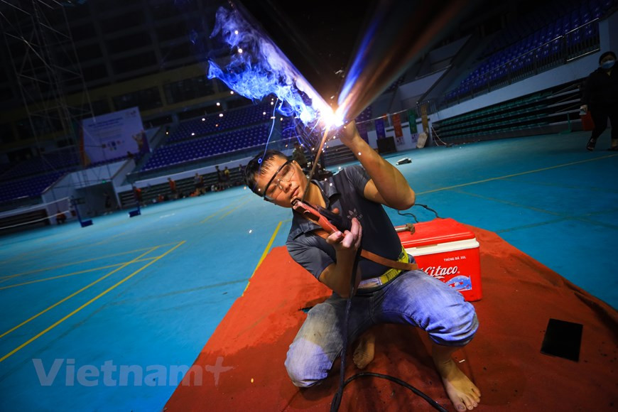 Tras completar los preparativos correspondientes, la provincia de Bac Giang, sede de los partidos de bádminton de los 31 Juegos Deportivos del Sudeste Asiático (SEA Games 31), ahora está lista para el evento deportivo regional. Ngyen Trong Bac, subdirector del Departamento provincial de Cultura, Deportes y Turismo, dijo que las competencias se llevarán a cabo en el gimnasio de la provincia en la ciudad de Bac Giang, del 16 al 22 de mayo. Ese gimnasio, de cuatro mil 500 asientos, cumple con los estándares internacionales y es uno de los más modernos de su tipo en la región norteña. Además, promete convertirse en un lugar familiar para muchos de los principales torneos nacionales y regionales en los próximos años (Fuente: Vietnam+)