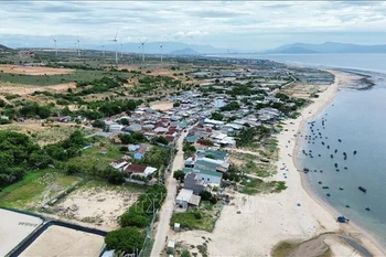 Vista de la aldea de Vinh Truong, comuna de Phuoc Dinh, distrito de Thuan Nam de Ninh Thuan, que se encuentra en el área donde se suspendió la construcción de la planta de energía nuclear Ninh Thuan 1 y se invirtió en obras de infraestructura esenciales. (Foto: VNA)