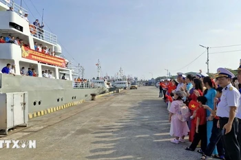 Los buques se preparan para salir del muelle (Foto: VNA)