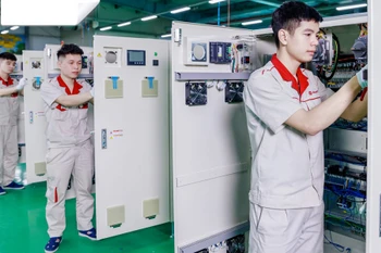 La fábrica Autotech Vietnam (en la comuna de Dai Dong) renueva continuamente la tecnología e impulsa la transformación digital en sus operaciones (Foto: baobacninhtv.vn/)