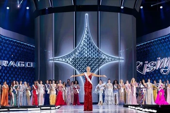 Yolina Lindquist, representante de Estados Unidos, es coronada Miss Cosmo 2025 (Foto: VNA)