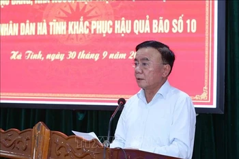 El miembro del Buró Político e integrante permanente del Secretariado del Comité Central del Partido Comunista de Vietnam, Tran Cam Tu, se reúne con las autoridades locales (Foto: VNA)