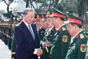 El secretario general del Partido Comunista de Vietnam, To Lam, saluda a los oficiales del 34º cuerpo de ejército (Foto: VNA)