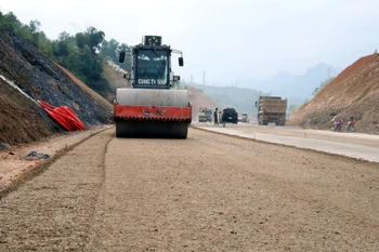 Se han abierto al tráfico 50 kilómetros de la autopista Huu Nghi-Chi Lang, de sus casi 60 kilómetros de longitud total. (Foto: VNA)