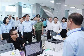 El presidente de Vietnam, Luong Cuong, inspecciona el Centro de Servicios Administrativos Públicos de Quang Ninh (Foto: VNA)