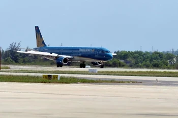 Una avión despega del Aeropuerto Internacional de Phu Quoc. (Foto: VNA)