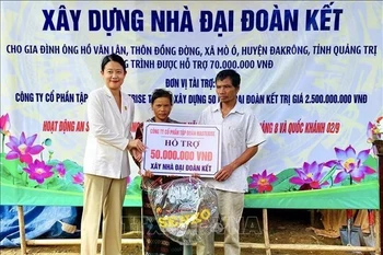Las autoridades locales entregan simbólicamente la asistencia financiera a un hogar pobre en la comuna de Mo O, distrito de Dakrong, provincia de Quang Tri (Foto: VNA)