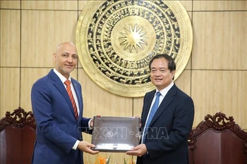 El embajador de los EAU en Vietnam, Bader Almatrooshi (izq.), y el vicepresidente del Comité Popular provincial Nguyen Hong Thanh en la reunión (Foto: VNA)