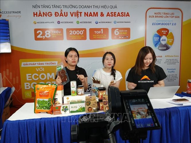 Transmisión en vivo para promocionar productos durante una actividad de comercio electrónico y conexión regional en Da Nang. Foto: VNA kinh-te-so-131025-10.jpg