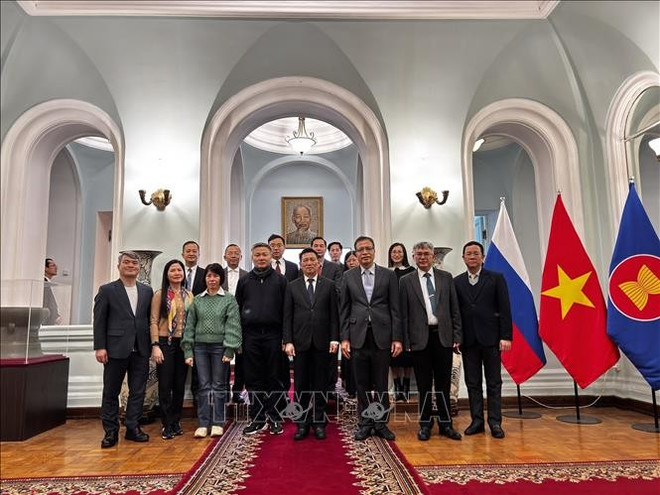 El viceprimer ministro de Vietnam Ho Duc Phoc con representantes de la comunidad vietnamita en Rusia (Foto: VNA) dsq.jpg