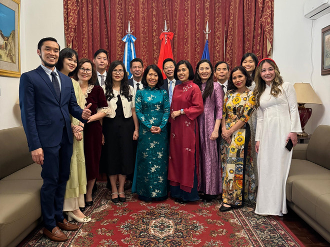 La Embajada de Vietnam en Argentina conmemora su 80º Aniversario Nacional con un festival que fusionó diplomacia, cultura y su exquisita gastronomía. (Foto: VNA) vna-potal-ky-niem-80-nam-quoc-khanh-tai-argentina-voi-le-hoi-am-thuc-dam-da-ban-sac-dan-toc-8329109.jpg