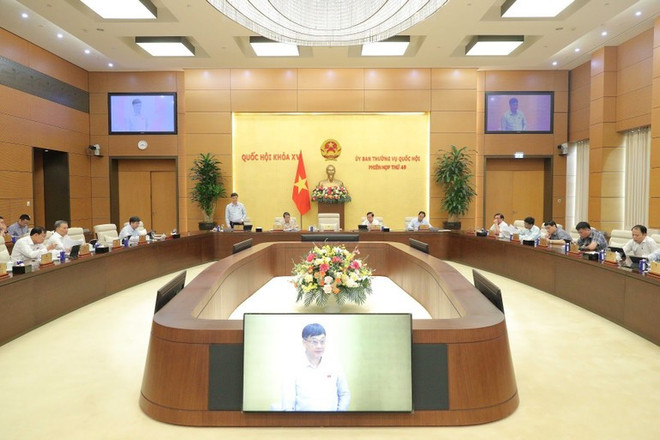En la 49 reunión del órgano rector del Legislativo, los participantes subrayaron la urgencia de adaptar el marco legal al rápido crecimiento del sector. (Foto: VNA) quang-canh-phien-hop.jpg