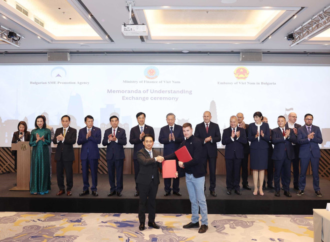 El secretario general del Partido Comunista de Vietnam, To Lam, y el presidente de Bulgaria, Rumen Radev, asisten al Foro Empresarial Vietnam–Bulgaria. (Foto: VNA) vna-potal-tong-bi-thu-to-lam-va-tong-thong-rumen-radev-du-dien-dan-doanh-nghiep-viet-nam-bulgaria-8358135.jpg