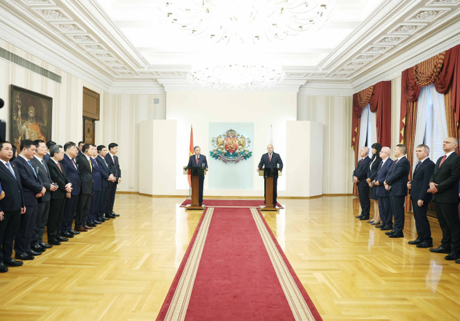 El secretario general del Partido Comunista de Vietnam, To Lam, y el presidente de Bulgaria, Rumen Radev, durante una rueda de prensa realizada tras sus conversaciones en Sofía. (Foto: VNA) vna-potal-tong-bi-thu-to-lam-va-tong-thong-bulgaria-gap-go-bao-chi-8357652.jpg