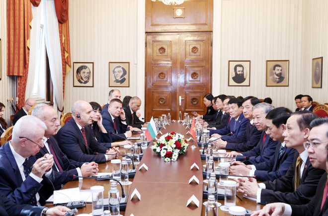 El secretario general del Partido Comunista de Vietnam, To Lam, y el presidente de Bulgaria, Rumen Radev, en la conversación oficial. (Foto: VNA) vna-potal-tong-bi-thu-to-lam-va-tong-thong-bulgaria-hoi-dam-8357497.jpg