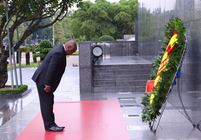 El presidente de Sudáfrica, Matamela Cyril Ramaphosa, y su delegación rinden homenaje al Presidente Ho Chi Minh en su Mausoleo en Hanoi. (Foto: VNA) vna-potal-tong-thong-nam-phi-vao-lang-vieng-chu-tich-ho-chi-minh-8357490.jpg
