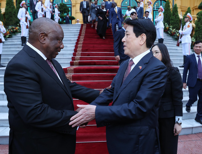 El presidente de Vietnam, Luong Cuong, y su homólogo sudafricano, Matamela Cyril Ramaphosa. (Foto: VNA) vna-potal-chu-tich-nuoc-va-tong-thong-nam-phi-gap-go-bao-chi-8357774.jpg