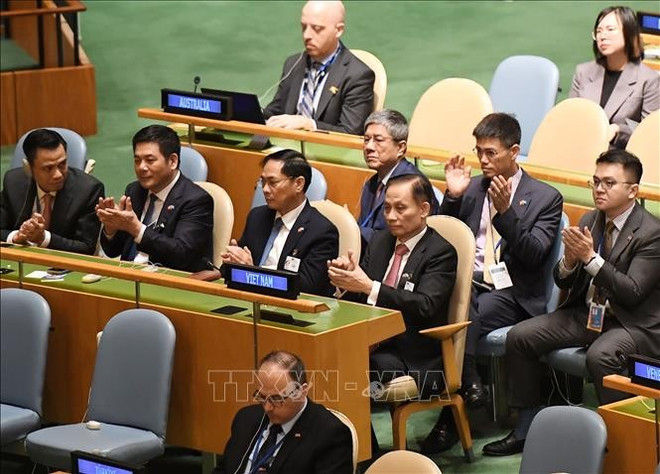 La delegación vietnamita en el Debate General del 80.º período de sesiones de la Asamblea General de la ONU con el mensaje central: “Honrando el valor de la paz, transformaciones audaces para crear un futuro sostenible". (Foto: VNA) vna-potal-chu-tich-nuoc-phat-bieu-tai-phien-thao-luan-chung-cap-cao-dai-hoi-dong-lhq-khoa-80-stand-1.jpg