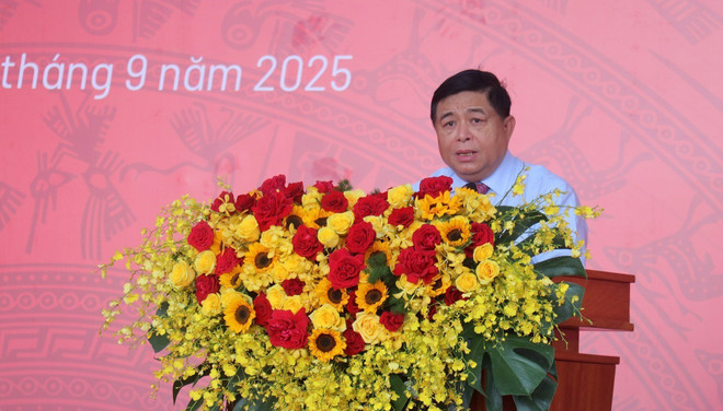 El viceprimer ministro de Vietnam, Nguyen Chi Dung, presidie la ceremonia de inicio de 10 proyectos clave de infraestructura para la Cumbre del APEC. (Foto: VNA) vna-potal-an-giang-khoi-cong-khoi-dong-cac-du-an-cong-trinh-phuc-vu-tuan-le-cap-cao-apec-2027-8293592.jpg