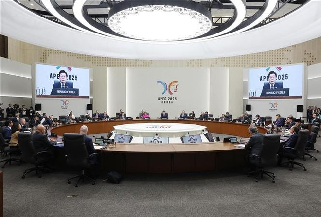 El Presidente Luong Cuong propone en la cumbre de APEC 2025 reforzar la conectividad, el comercio y el apoyo a las pymes para una región más resiliente. (Foto: VNA) vna-potal-khai-mac-hoi-nghi-cap-cao-apec-lan-thu-32-8376945.jpg