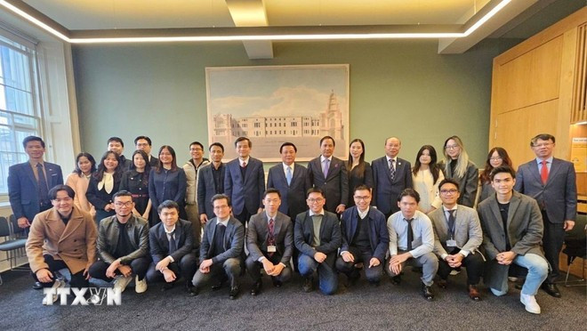 El miembro del Buró Político del Partido Comunista de Vietnam, director de la Academia Nacional de Política Ho Chi Minh y presidente del Consejo Teórico Central, Nguyen Xuan Thang se reunió con la comunidad de intelectuales y expertos vietnamitas que residen y trabajan en Irlanda y Escocia. (Foto: VNA) viet-nam-va-anh-ireland-tang-cuong-hop-tac-doi-moi-sang-tao-giao-duc-dao-tao-2409-2.jpg