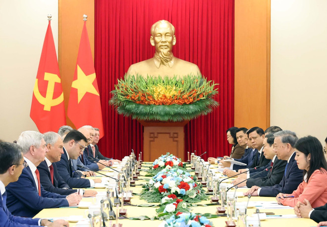 El secretario general To Lam y el presidente de la Duma rusa Vyacheslav Volodin acordaron impulsar la cooperación en energía, comercio y tecnología durante su encuentro en Hanoi. (Foto: VNA) vna-potal-tong-bi-thu-to-lam-tiep-chu-tich-duma-quoc-gia-nga-8303836.jpg
