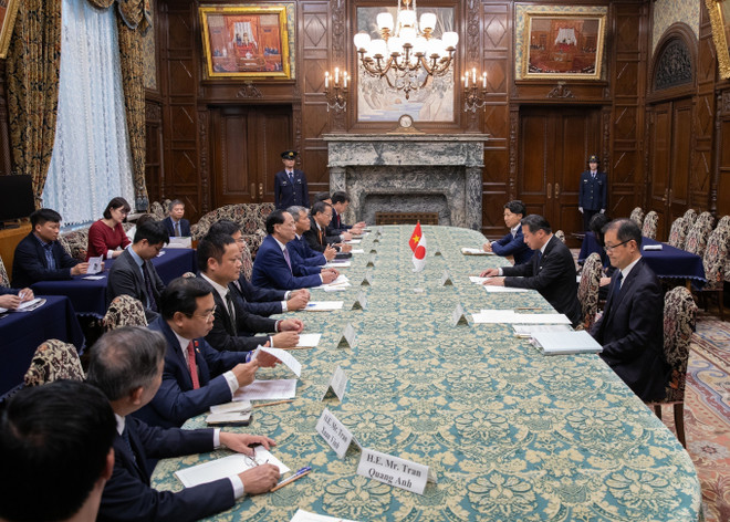 El vicepresidente de la Asamblea Nacional de Vietnam, Tran Quang Phuong, se reúne en Tokio con el vicepresidente de la Cámara de Consejeros, Fukuyama Tetsuro. (Foto: VNA) vna-potal-pho-chu-tich-quoc-hoi-tran-quang-phuong-hoi-kien-chu-tich-ha-vien-hoi-dam-pho-chu-tich-thuong-vien-nhat-ban-8304822.jpg
