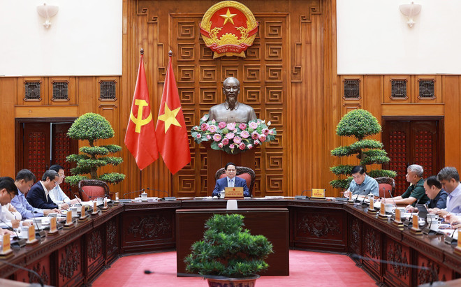 El primer ministro de Vietnam, Pham Minh Chinh, preside una reunión para revisar el progreso y acelerar la implementación del proyecto ferroviario clave Lao Cai - Hanoi - Hai Phong, que conectará con la red china. (Foto: VNA) vna-potal-thu-tuong-chu-tri-cuoc-hop-day-nhanh-tien-do-thuc-hien-cac-du-an-duong-sat-8303894.jpg