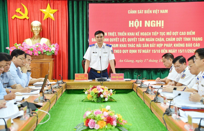 El general de brigada Vu Trung Kien, subcomandante encargado de asuntos jurídicos de la Guardia Costera de Vietnam, en l conferencia. (Foto: VNA) vna-potal-an-giang-canh-sat-bien-viet-nam-quyet-liet-ngan-chan-de-cham-dut-tau-ca-vi-pham-khai-thac-iuu-8345569.jpg