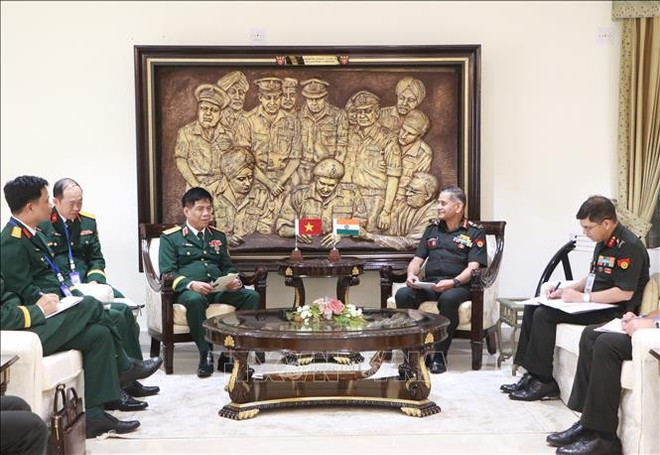 El coronel general Nguyen Van Nghia, subjefe del Estado Mayor General del Ejército Popular de Vietnam reúne con el jefe del Estado Mayor General del Ejército indio, general Upendra Dwivedi. (Foto: VNA) llgghb2-161025.jpg