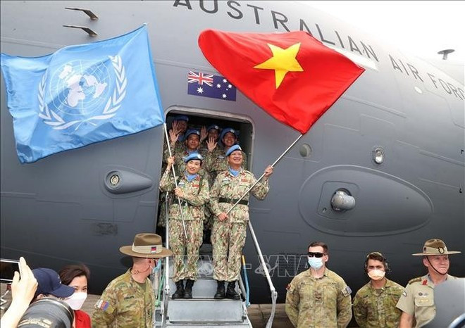 Las fuerzas de paz vietnamitas de la ONU se preparan para partir hacia las misiones. (Foto: VNA) gin-giu-hoa-binh-13052022.jpg