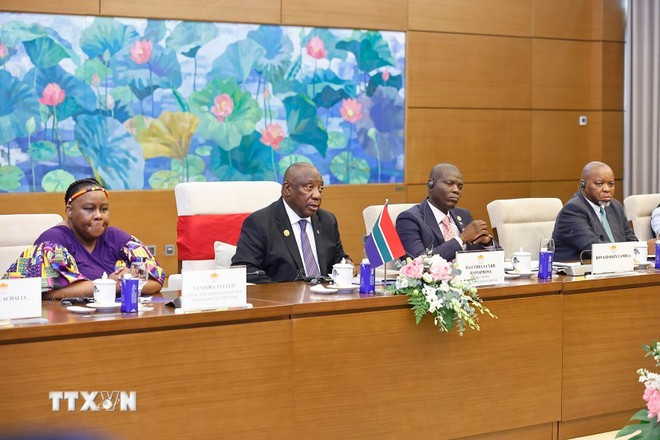 El presidente de Sudáfrica, Matamela Cyril Ramaphosa, en la conversación oficial con el titular de la Asamblea Nacional de Vietnam, Tran Thanh Man. (Foto: VNA) chu-tich-quoc-hoi-tran-thanh-man-hoi-kien-tong-thong-cong-hoa-nam-phi-matamela-cyril-ramaphosa-6.jpg