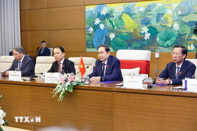 El titular de la Asamblea Nacional de Vietnam, Tran Thanh Man, en la recepción al presidente de Sudáfrica, Matamela Cyril Ramaphosa. (Foto: VNA) chu-tich-quoc-hoi-tran-thanh-man-hoi-kien-tong-thong-cong-hoa-nam-phi-matamela-cyril-ramaphosa-4.jpg