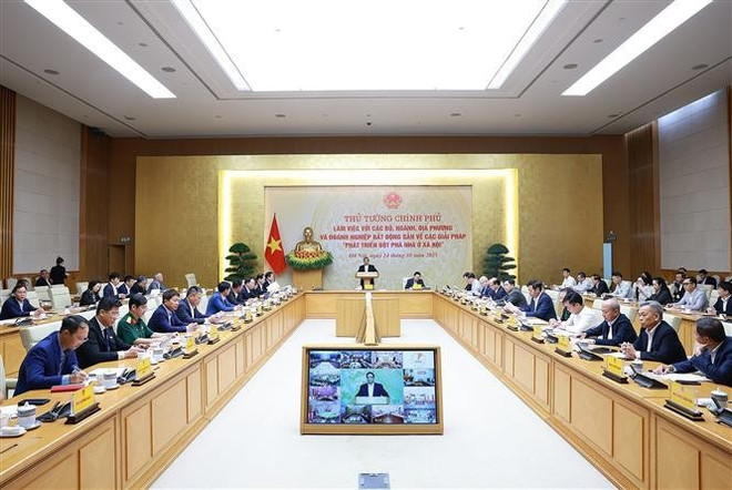 Primer ministro preside reunión sobre nueva resolución de vivienda social. (Foto: VNA) vna-potal-thu-tuong-lam-viec-ve-cac-giai-phap-phat-trien-dot-pha-nha-o-xa-hoi-8358817.jpg