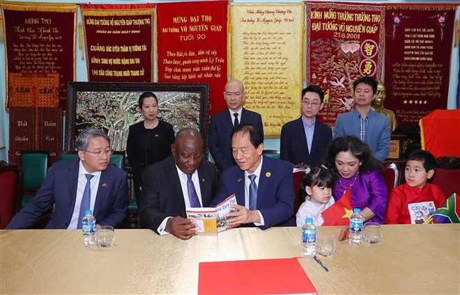 Presidente de Sudáfrica visita a familia del general Vo Nguyen Giap. (Foto: VNA) vna-potal-tong-thong-nam-phi-tham-gia-dinh-dai-tuong-vo-nguyen-giap-8359058.jpg