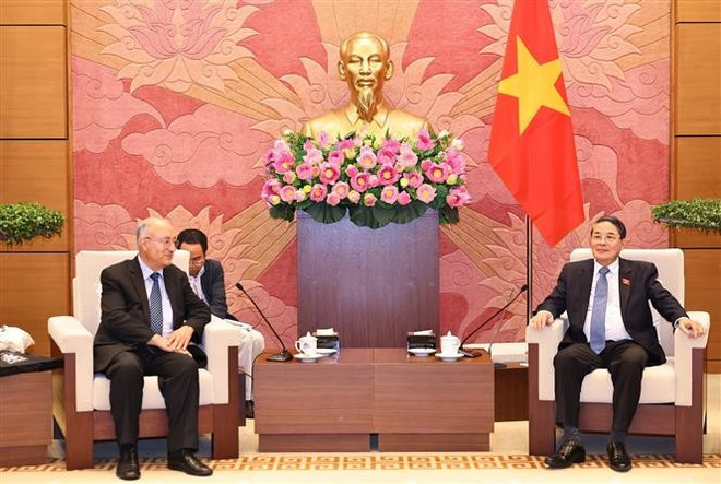 El vicepresidente del Parlamento vietnamita Nguyen Duc Hai y el presidente del WUS alemán Kambiz Ghawami acordaron ampliar colaboración en formación, transformación digital y gestión presupuestaria. (Foto: VNA) vna-potal-pho-chu-tich-quoc-hoi-nguyen-duc-hai-tiep-chu-tich-to-chuc-ho-tro-dai-hoc-the-gioi-duc-wus-8320580.jpg